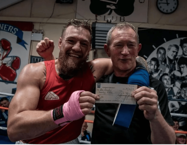 Conor McGregor betaalt 15 jaar oude schuld van 70 euro af aan oude trainer (foto)