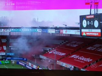 Weer misdragen 'fans' zich: duel tussen Sparta en Ajax onderbroken na vuurwerk in stadion