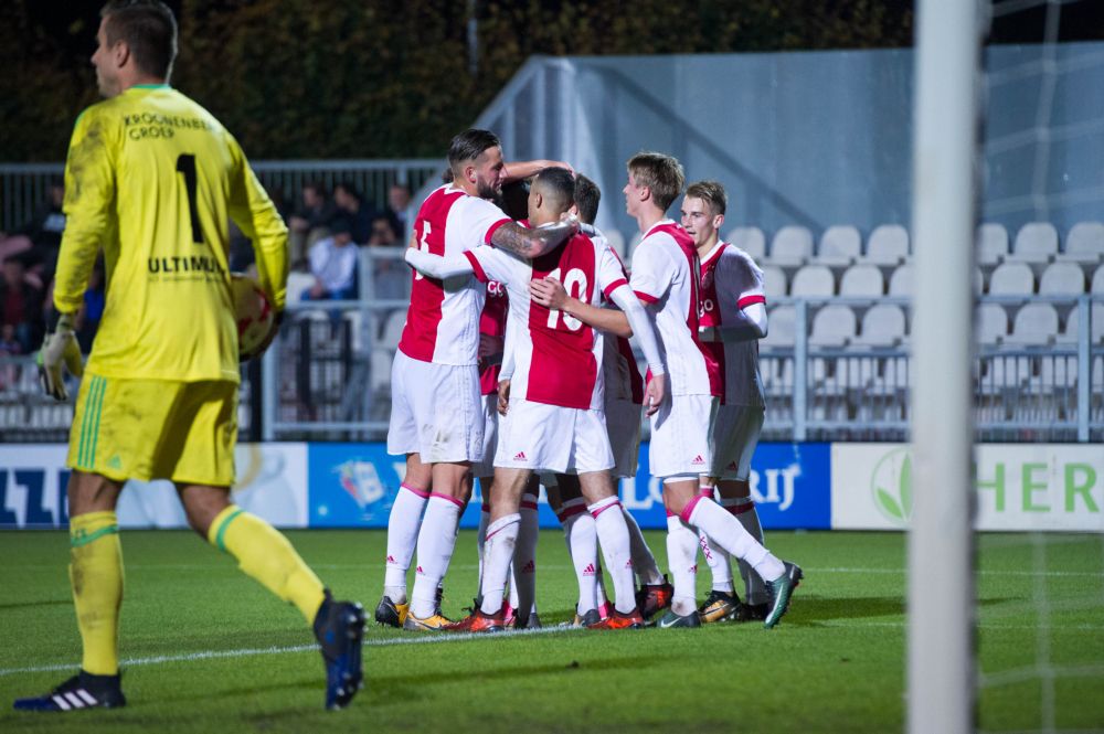 Lekkere doelpunten helpen koploper Jong Ajax voorbij Almere City