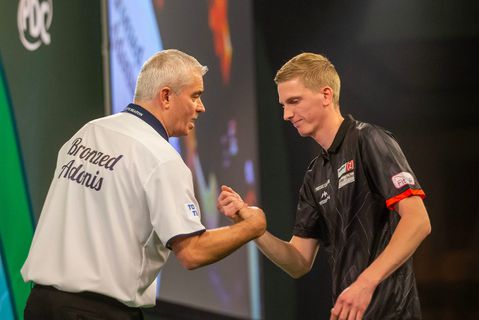 Wessel Nijman verliest bij debuut op WK darts van Steve Beaton