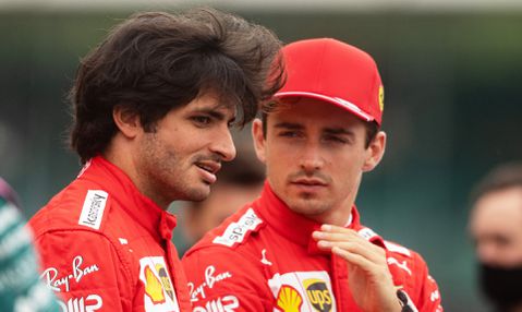 Problemen voor Ferrari: mogelijk 0 coureurs aan start van sprintrace. Update: Sainz en Leclerc rijden toch