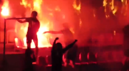 Wisla Krakow-hooligans steken Cracovia-sjaaltjes aan en zetten eigen stadion in de fik
