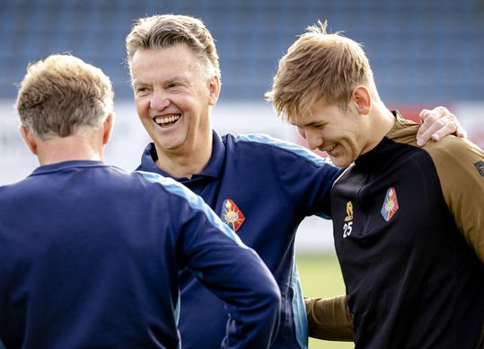 🎥😂 | Check hier de hoogtepunten van Louis van Gaal tijdens de training van Telstar