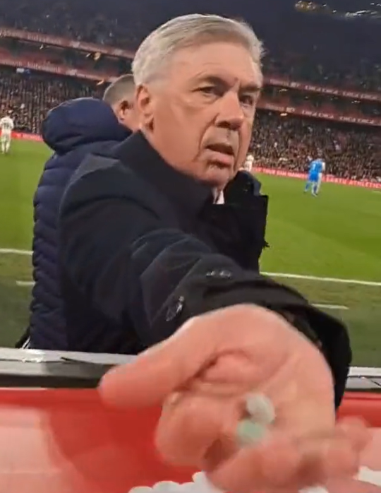 🎥😂 | Kauwgompje? Carlo Ancelotti deelt het graag uit aan zijn fans