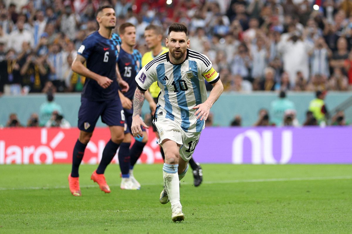 🎥  | Check de genadeloze penalty van Lionel Messi bij Argentinië tegen Kroatië