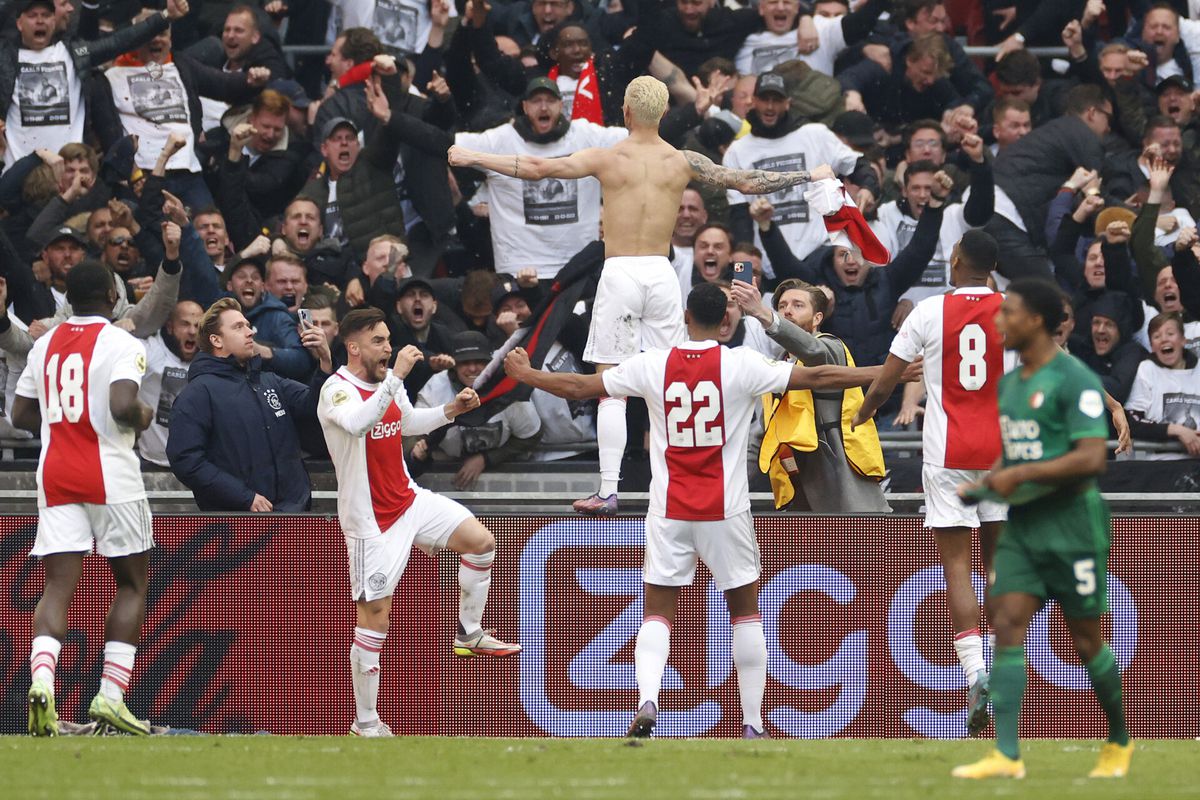 Ajax gooit het in de slotfase om en wint prachtige Klassieker van Feyenoord