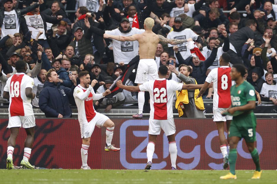 Ajax gooit het in de slotfase om en wint prachtige Klassieker van Feyenoord