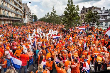 Boedapest is van Oranje! Supportersclub propt vliegtuig vol met Nederlandse fans