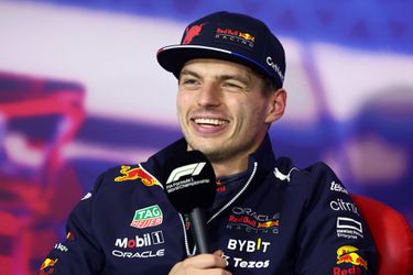 Lewis Hamilton corrigeert Brits publiek dat Verstappen uitfluit: 'We zijn beter dan dat'