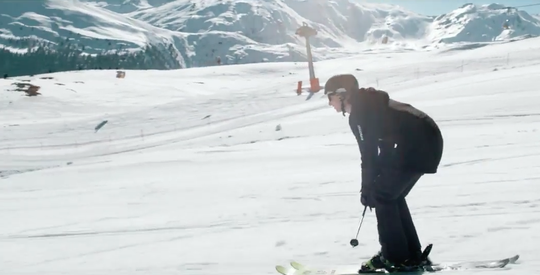 SICK! Skiër doet nog nooit vertoonde jump (video)