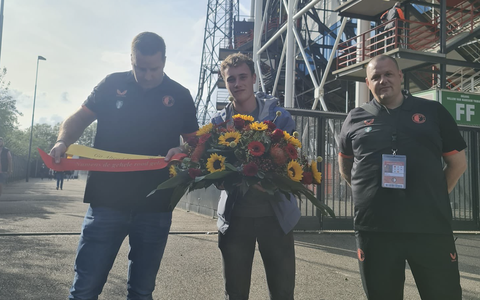 Mooi! Go Ahead Eagles neemt boeket mee naar De Kuip na schietincident Rotterdam