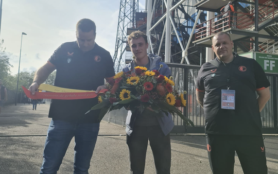 Mooi! Go Ahead Eagles neemt boeket mee naar De Kuip na schietincident Rotterdam