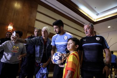 Suarez verrast dolblije kids die Barça bezoeken (video)