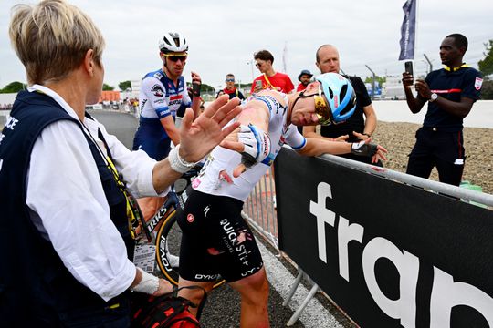 Jakobsen strijdbaar om verder te gaan in Tour de France: 'Mentaal zit het goed'