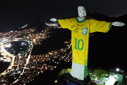 ✝️ | Brazilië herdenkt op unieke wijze overleden Pelé: ‘Koning van het voetbal’