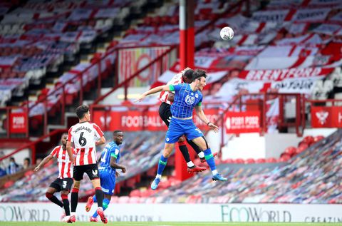 Brand in lichtmast legt duel tussen Oxford en Wigan even stil