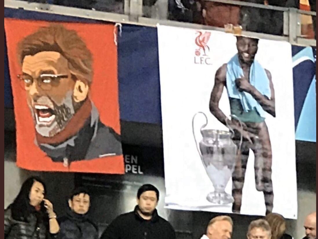 📸 | WTF! Liverpool-fans showen racistische poster van Origi met gigantische lul