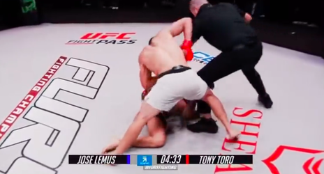 🎥 | MMA-vechter Tony Toro levert visitekaartje af met te gekke KO bij 1e profzege