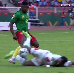 🎥 | De Afrika Cup is begonnen! Burkina Faso-speler krijgt al na 30 seconden geel voor deze tackle