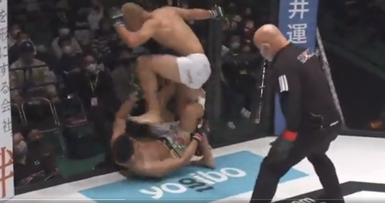 🎥 | Whoa! Japanse MMA-vechter trapt hoofd van landgenoot er bijna af, krijgt DQ