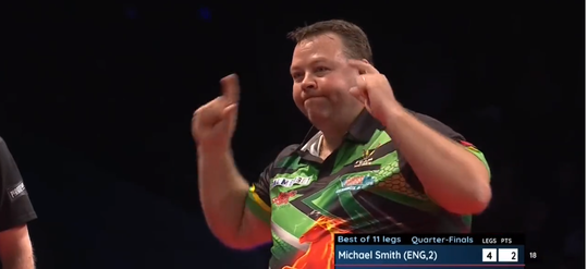 🎥 | Australische verrassing! 'Onbekende' Gordon Mathers knalt Michael Smith naar huis op Queensland Darts Masters