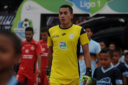 Indonesische keeper overleeft botsing met teamgenoot niet (video)