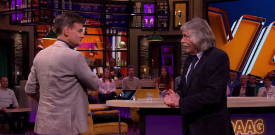 🎥😂| Johan Derksen te laat voor begin Vandaag Inside: 'Ik zat met een vrouw in de bezemkast'