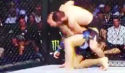 Khabib Nurmagomedov verslaat Dustin Poirier na choke en behoudt UFC-titel (video's)