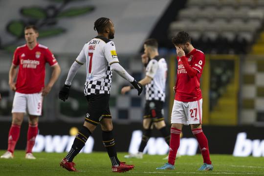 🎥 | Benfica is een kleine week voor Ajax-thuis helemaal de weg kwijt: 2-2 tegen nummer 12