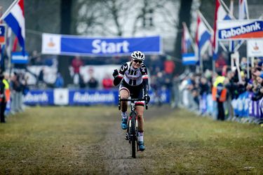 Oppermachtige en onhoudbare Lucinda Brand Nederlands kampioen veldrijden (video's)