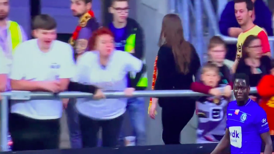 🎥 | BAH! Mechelen-fan spuugt fluim in de richting van Gent-speler Okumu
