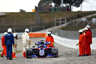 Albon parkeert zijn Toro Rosso al na een half rondje in de grindbak (video)