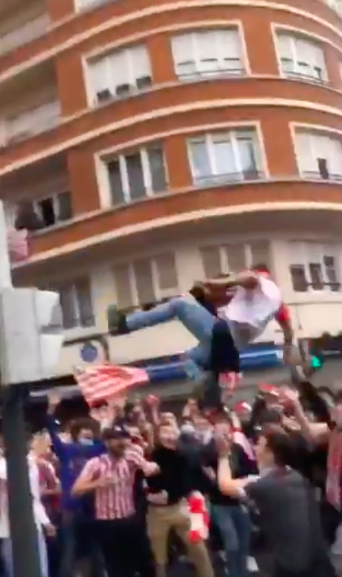 🎥 | Uitzinnige Athletic Bilbao-fan springt van stoplicht, niemand vangt hem op
