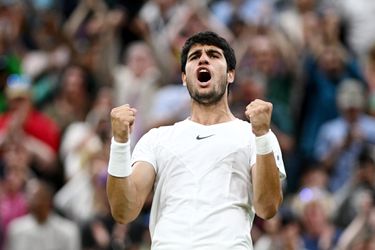 Carlos Alcaraz graast door op het Wimbledon-gras en verslaat Matteo Berrettini