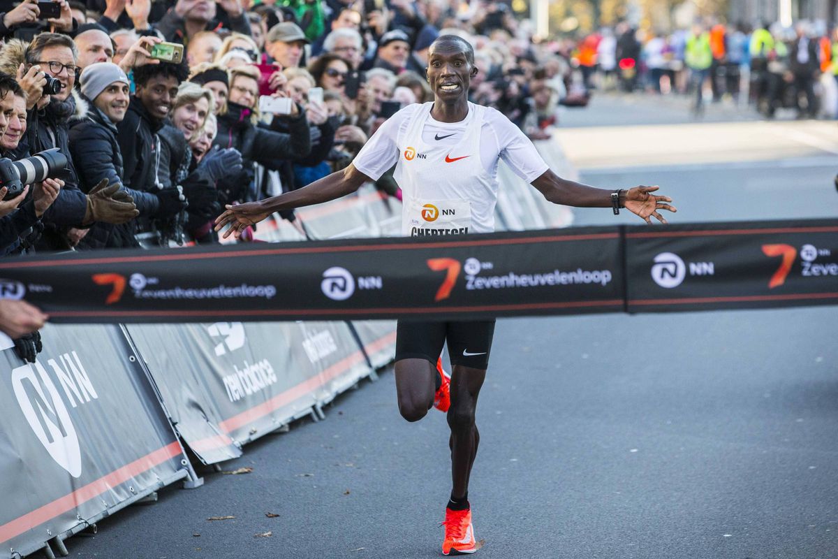 Winnende Oegandees zet in Zevenheuvelenloop wereldrecord neer op 15 km