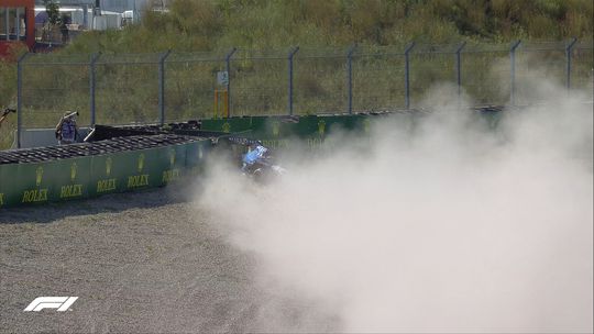 🎥 | Code ROOD in Zandvoort: George Russell vliegt de grindbak in