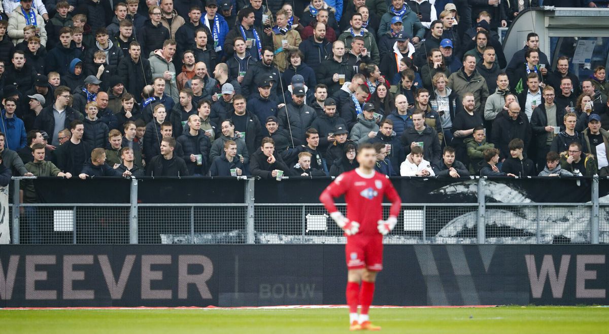 🎥 | Daar gaan we weer: PEC Zwolle tegen Dordrecht gestaakt door bekertje op veld