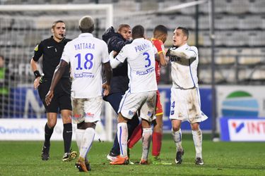 Spelers Auxerre met elkaar op de vuist na wanprestatie (video)
