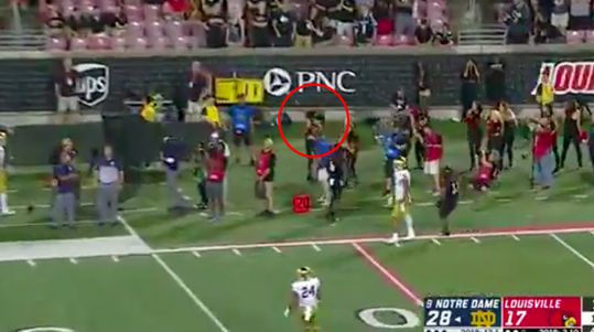 Ouch! Cheerleader breekt haar neus na compleet mislukte pass quarterback (video)