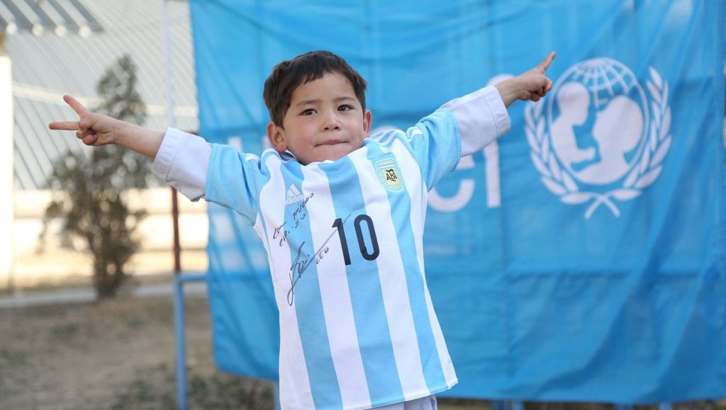 Afghaanse Messi-fan krijgt écht shirtje