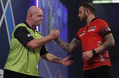 Darts World Matchplay: Michael van Gerwen loot Damon Heta