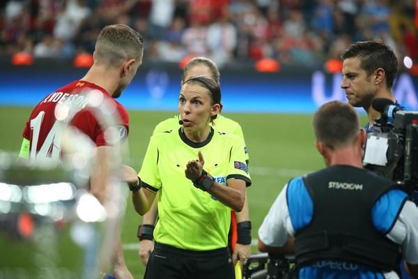 Eerste vrouwelijke scheids in de Champions League: 'Man, vrouw; wat maakt het uit? Kwaliteit moet doorslag geven'