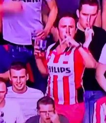 HAHA! PSV-fan laat zich op een aparte manier helemaal gaan tegen Ajax (video)