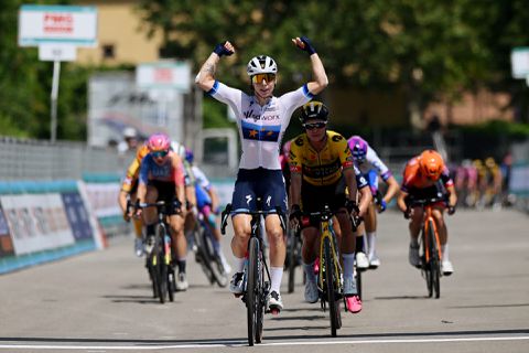 Nederlands succes in Giro Donne: Lorena Wiebes klopt Marianne Vos in massasprint