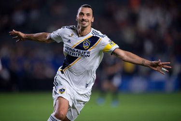 Ontembare Zlatan Ibrahimovic breekt clubrecord met 3e hattrick van het seizoen (video)