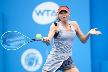 Sharapova geeft met dijbeenblessure op in China