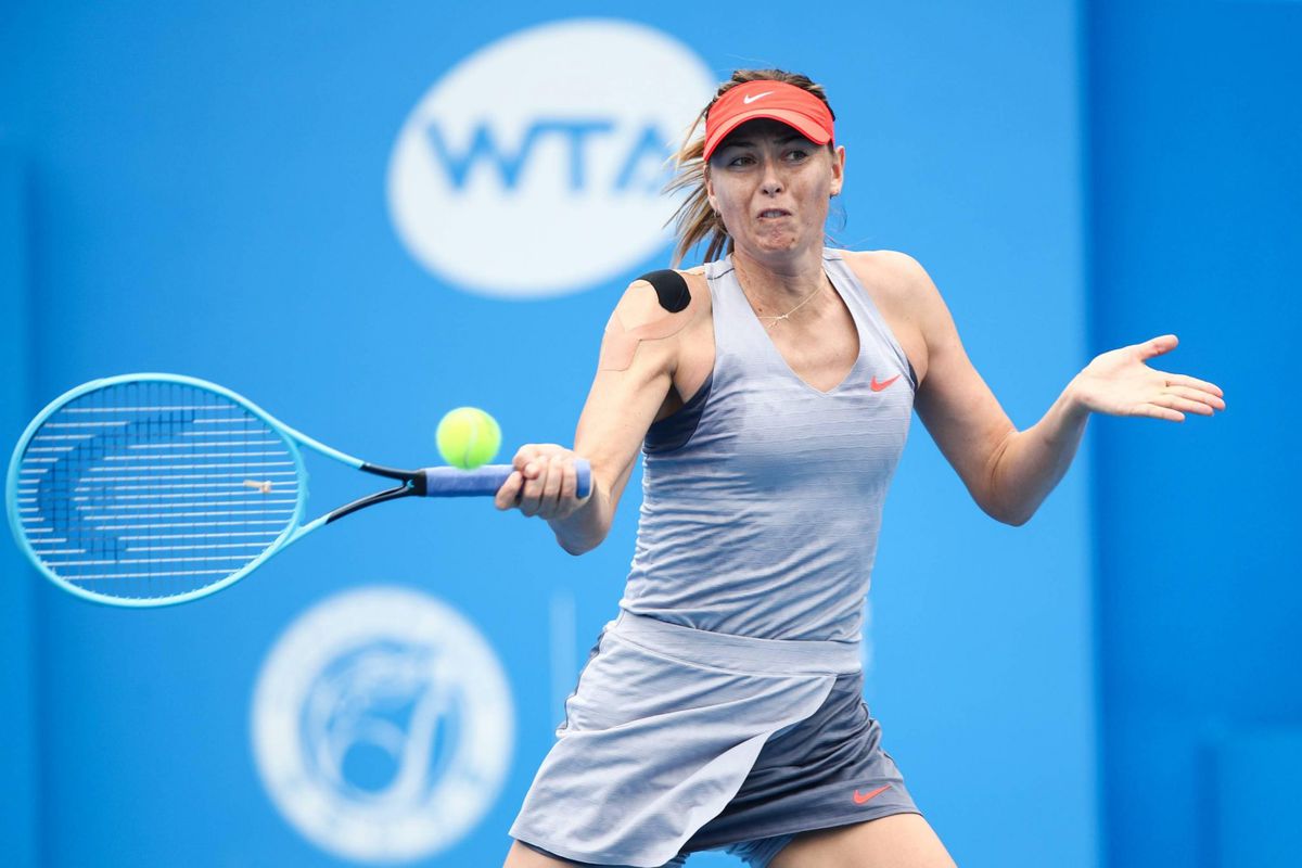 Sharapova geeft met dijbeenblessure op in China