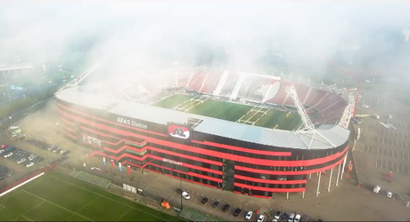 🎥| Prachtige beelden van een vrijwel dakloos AZ-stadion in de mist
