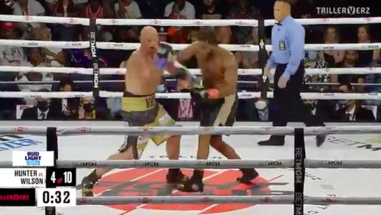 🎥 | Bokser Michael Hunter slaat Mike Wilson KO met ongekend harde rechterhoek