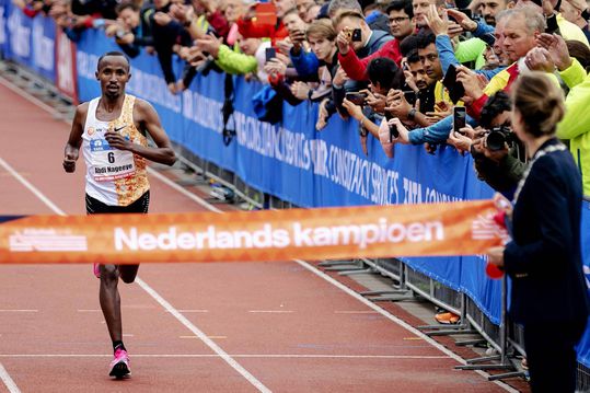 Nederlands kampioen Nageeye baalt niet van tegenvallende tijd: 'Al snel last van hamstring'